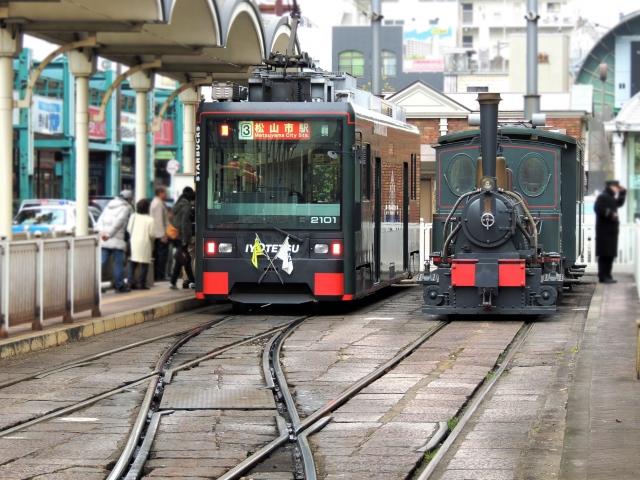 「坊ちゃん列車」と伊予鉄市内電車(フリー素材より)