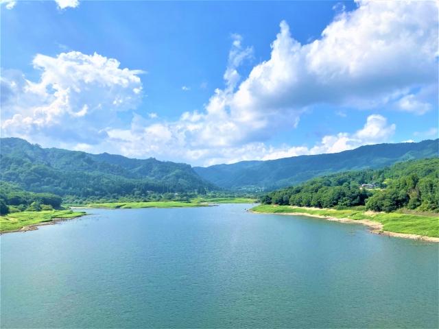 福島県飯館村の風景[はやま湖](フリー素材より)