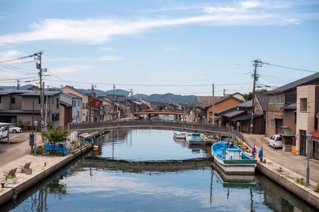 富山県射水市の風景(フリー素材より)