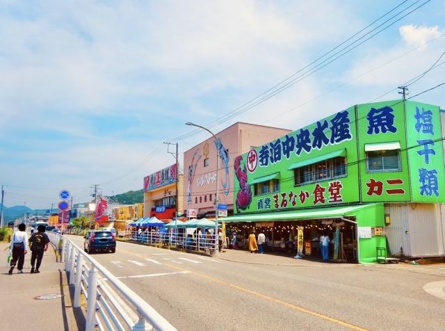 新潟県長岡市「寺泊 魚の市場通り」(フリー素材より)