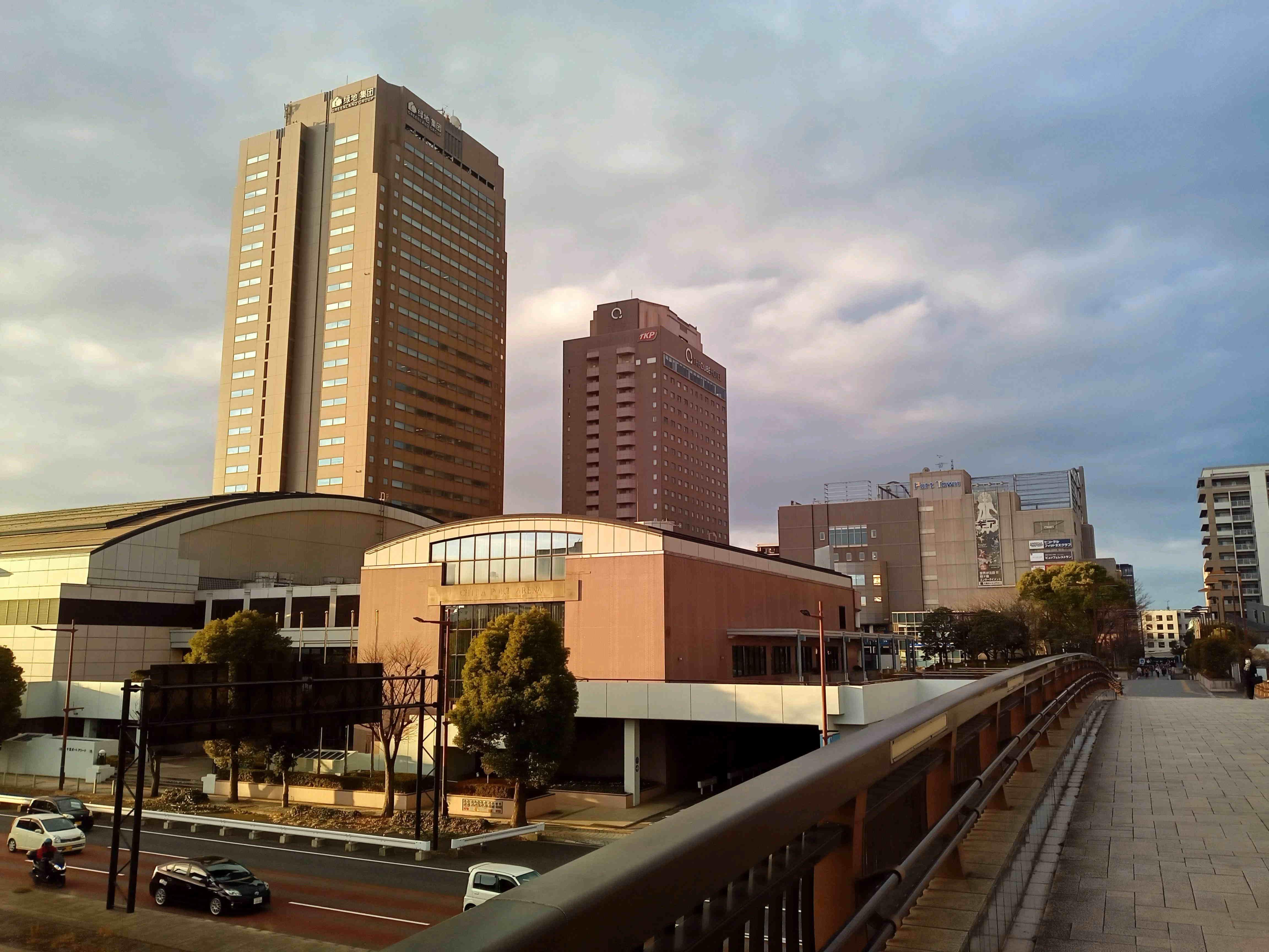 千葉ポートスクエア(手前低層部が「千葉ポートアリーナ」)(photo by YanaKen2021)