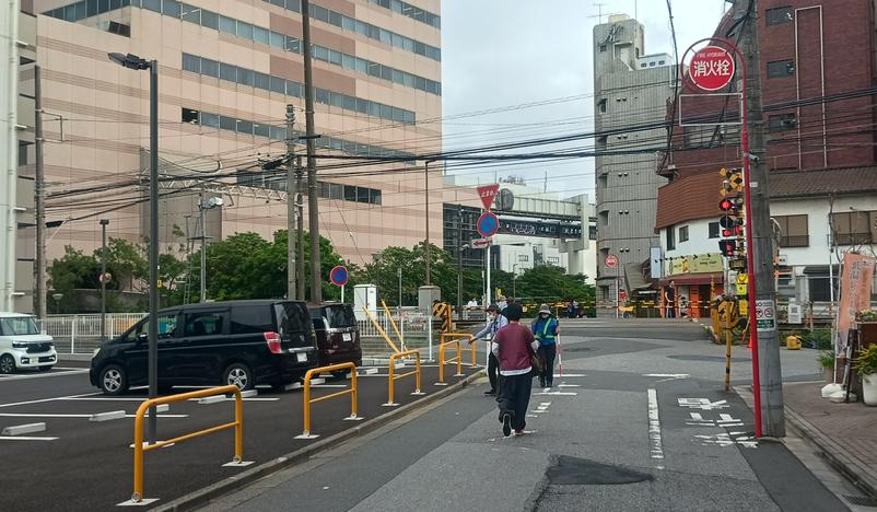 旧・バーディーホテル千葉跡(駐車場)と京成千葉線の踏切(2026/6)