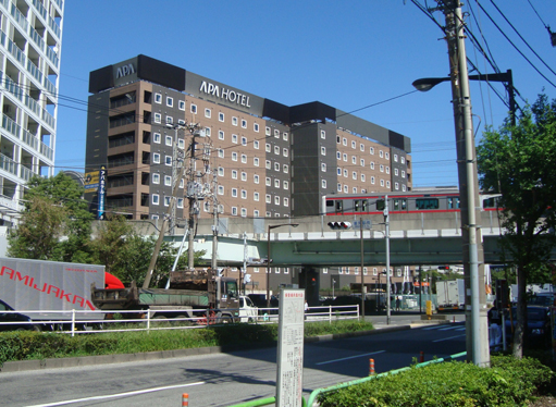 アパホテル＜潮見駅前＞と京葉線の高架