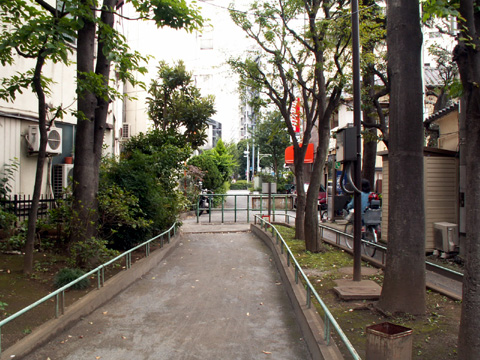 神田上水助水路跡の遊歩道