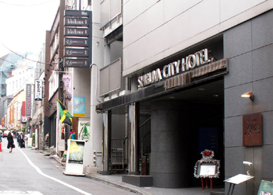 渋谷シティホテル玄関と「ランブリングロード」