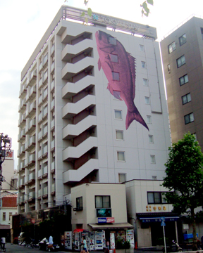 東急ステイ東銀座：壁面の巨大な魚のイラストが目印。