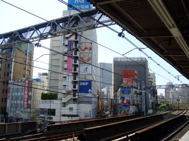 山手線五反田駅ホームから見た東興ホテル
